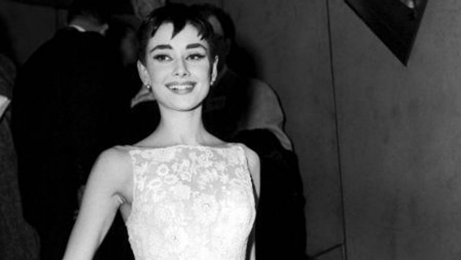 H Audrey Hepburn επιλέγοντας Givenchy το 1954