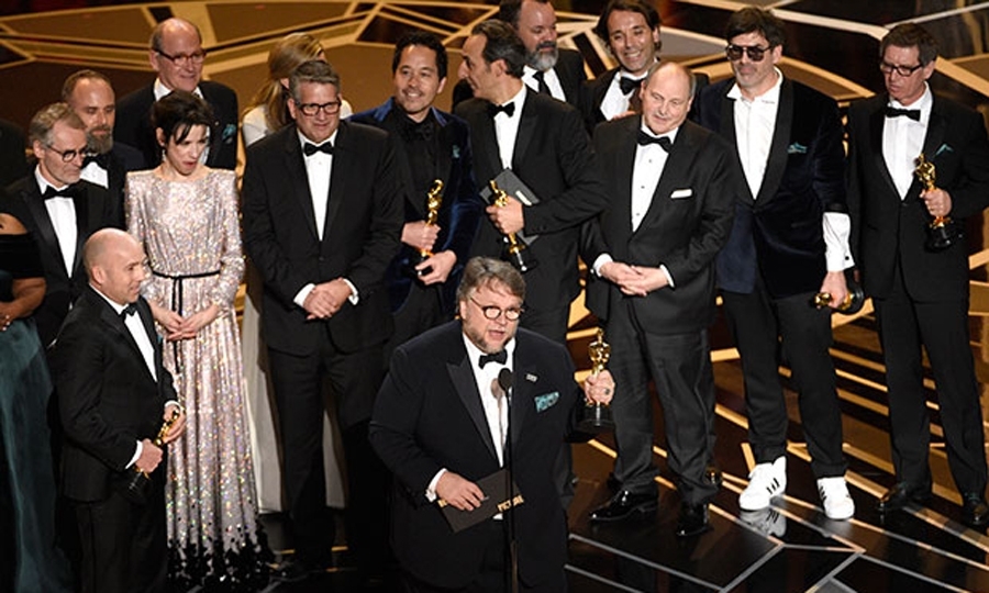 O Guillermo del Toro με τους συντελεστές της ταινίας The Shape of Water