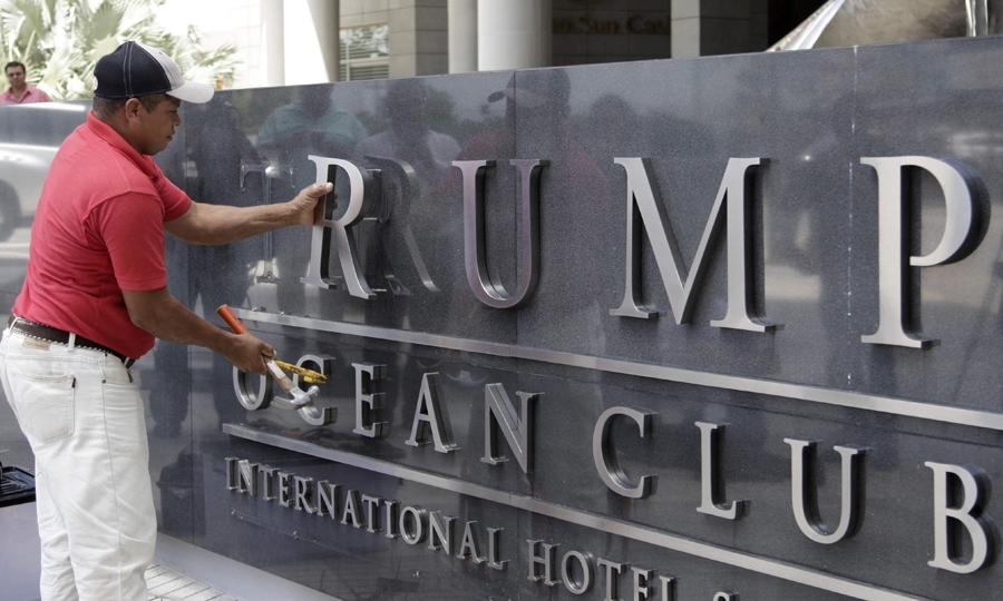 Οι υπάλληλοι του ξενοδοχείου αφαίρεσαν ήδη το όνομα Τραμπ από το σήμα του ξενοδοχείου.