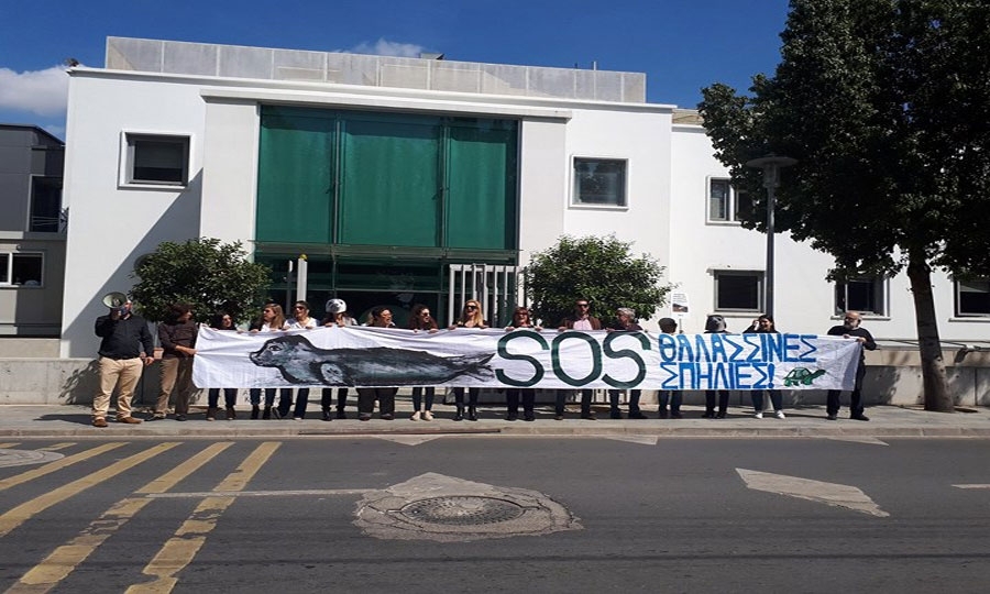 Εκδήλωση διαμαρτυρίας από το Κίνημα Οικολόγων για τις αναπτύξεις στις Θαλασσινές Σπηλιές, έξω από το κτήριο της Βουλής.