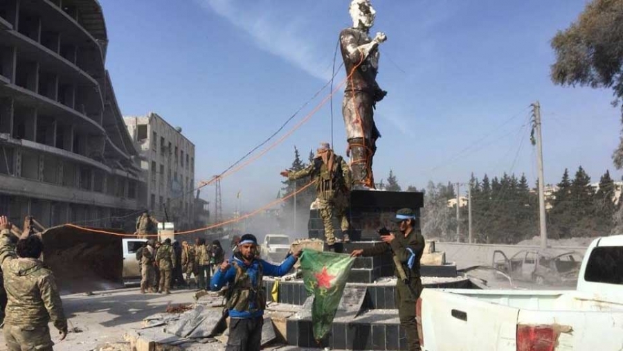 Σύροι αντάρτες και τούρκοι στρατιώτες γκρέμισαν άγαλμα σύμβολο στο Αφρίν 