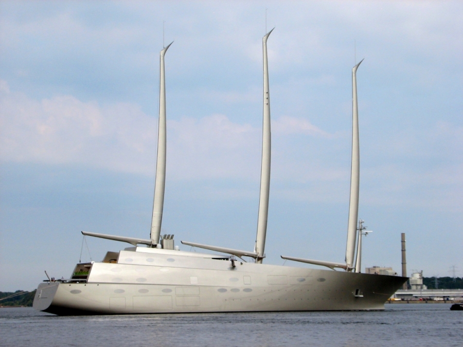 Το Yacht A με τα εντυπωσιακά κατάρτια και το... ετοιμοπόλεμο σχήμα. 