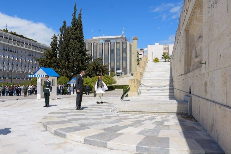 Ο Υπουργός Άμυνας Σάββας Αγγελίδης μετά τις επαφές που είχε στην Αθήνα κατέθεσε στεφάνι στο Μνημείο του Άγνωστου Στρατιώτη