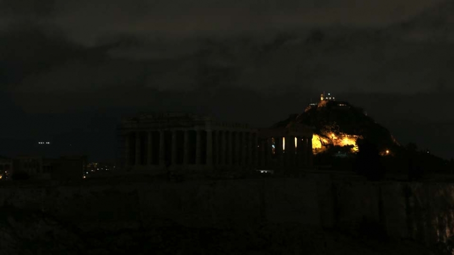 Φωτογραφία της Ακρόπολης με τα φώτα σβησμένα.