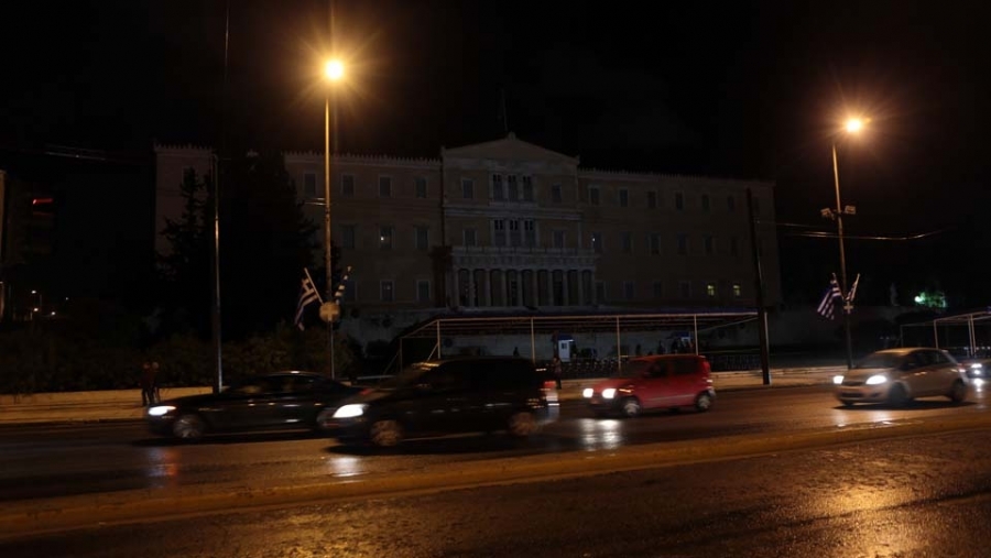 Εσβησαν τα φώτα για μια ώρα και στην ελληνική Βουλή