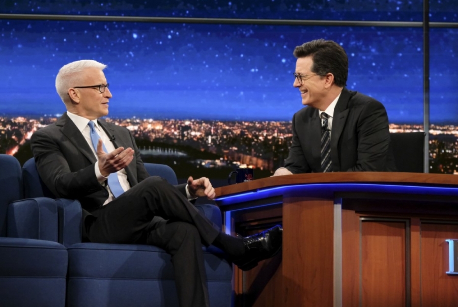 O Anderson Cooper στον Stephen Colbert που επίσης ασχολήθηκε με το θέμα