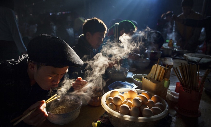 Ο μεγάλος νικητής του διαγωνισμού ήταν ο Thong Huu με τη φωτογραφία του «Breakfast at the Weekly Market». © Thong Huu 
