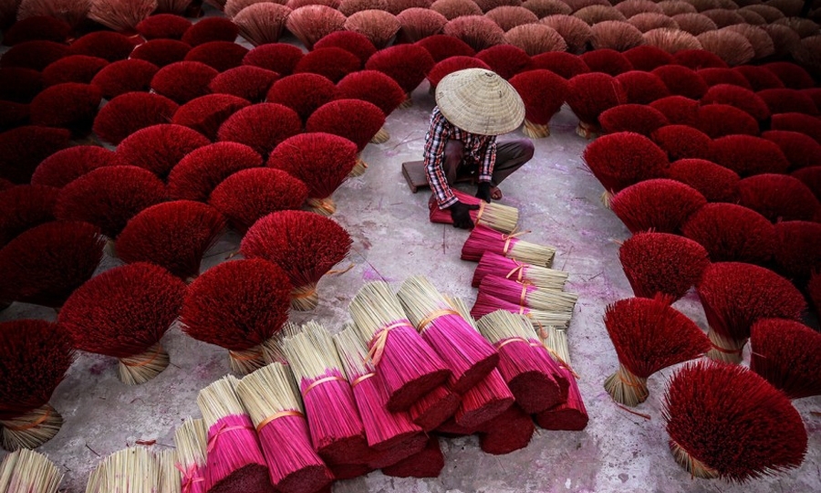 Στην κατηγορία Travel, o Tran Tuan Viet διακρίθηκε με την εικόνα του Making Incense από μία κοινότητα στο Ανόι του Βιετνάμ. © Tran Tuan Viet.