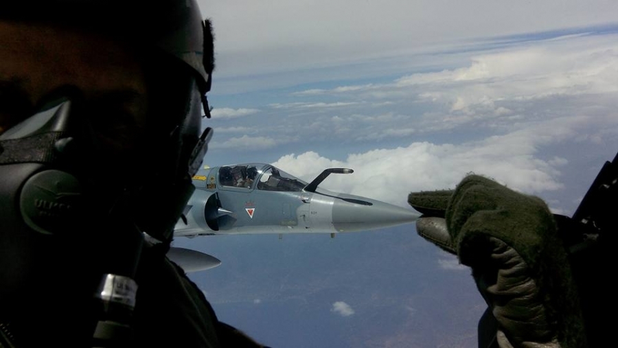 Φωτογραφία από τον άτυχο πιλότο Γιώργο Μπαλταδώρο όπου φαίνεται να πιάνει… από τη μύτη ένα μαχητικό αεροσκάφος