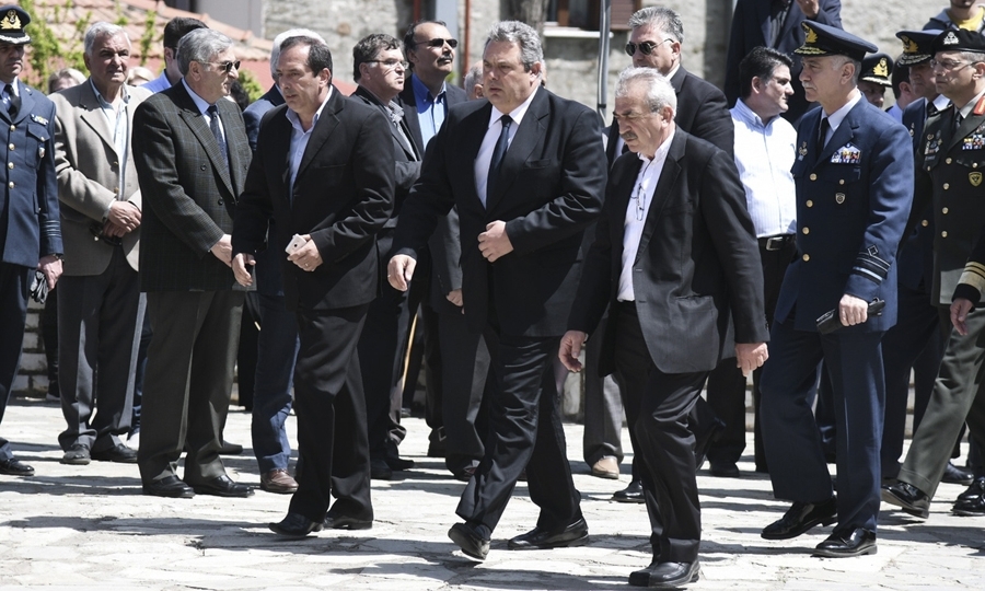 Ο Ελληνας υπουργός Εθνικής Άμυνας, Πάνος Καμμένος, παραυρέθηκε στην κηδεία του άτυχου σμηναγού