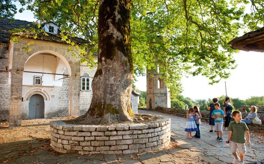 Κάθε απόγευμα η αυλή του Αη Βλάσση στο Μεγάλο Πάπιγκο γεμίζει παιδιά.