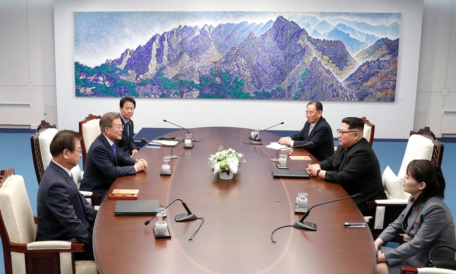 Η σημερινή σύνοδος αποτελεί το προοίμιο της πολυαναμενόμενης συνόδου του Κιμ και τον Ντόναλντ Τραμπ 