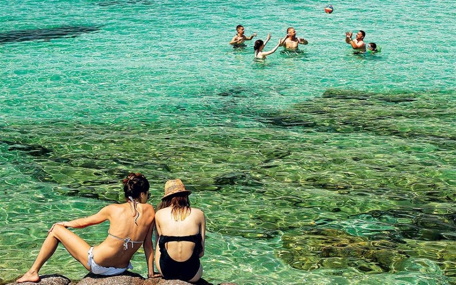 Οι Καβουρότρυπες είναι η γνωστότερη παραλία της Χαλκιδικής. Έχει κόσμο ακόμα και στην αρχή της σεζόν. (Φωτογραφία: ΝΙΚΟΣ ΚΟΚΚΑΣ)