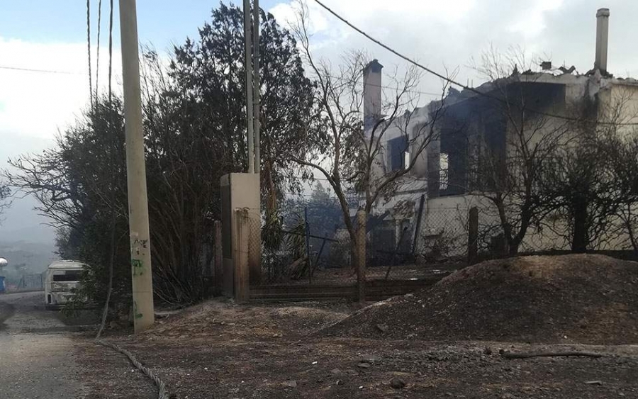 Σύμφωνα με τον δήμαρχο Ραφήνας-Πικερμίου, Βαγγέλη Μπουρνού, έχουν ήδη παραδοθεί στις φλόγες τρία σπίτια
