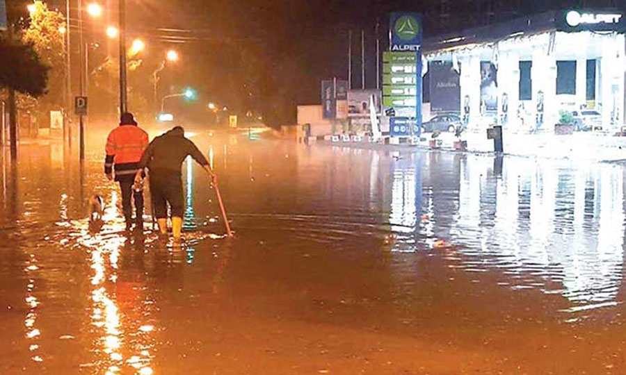 Οι μεγάλες καταστροφές εξαιτίας των καταρρακτωδών βροχών ήρθαν χθες αργά το βράδυ.