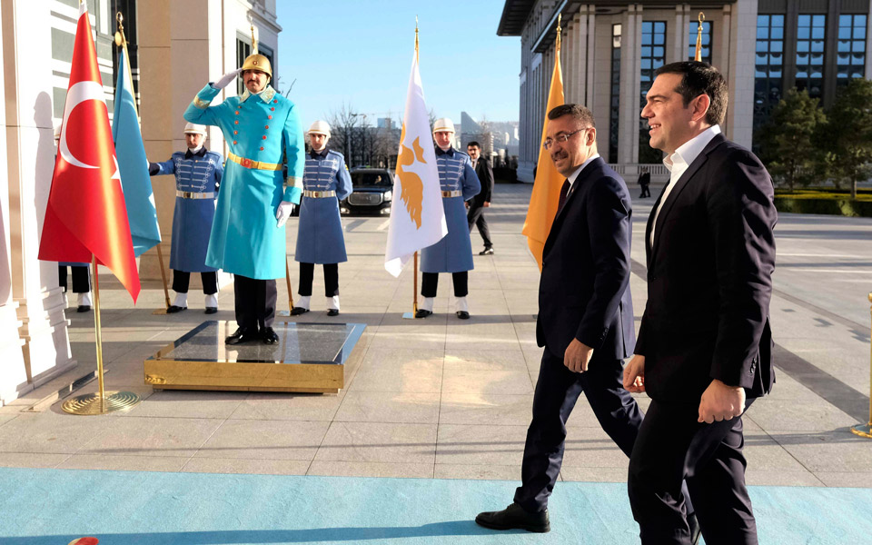 Ο αντιπρόεδρος της Τουρκίας Fuat Oktay υποδέχεται τον πρωθυπουργό Αλέξη Τσίπρα στο Προεδρικό Μέγαρο