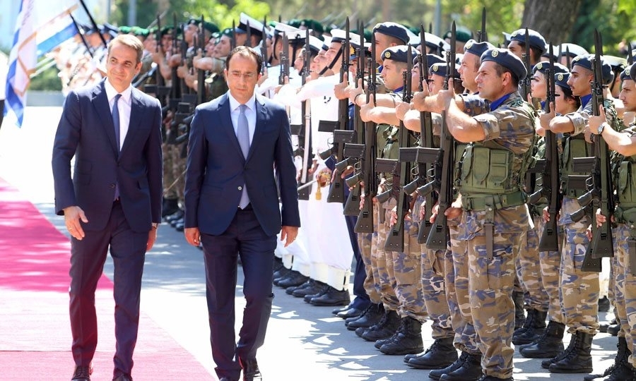 Τον Έλληνα Πρωθυπουργό υποδέχθηκε ο Υπουργός Εξωτερικών Νίκος Χριστοδουλίδης