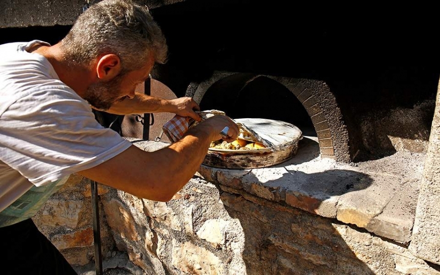 Στο εστιατόριο Mills, στο Κιόνι, το κρέας αργοψήνεται στον ξυλόφουρνο. (Φωτογραφία: ΝΙΚΟΣ ΚΟΚΚΑΣ)