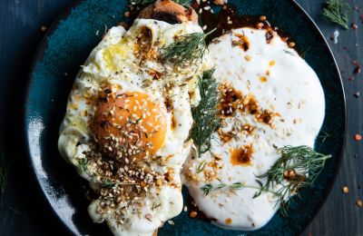 Αβγά Za'atar με λεμονάτο γιαούρτι και λάδι τσίλι