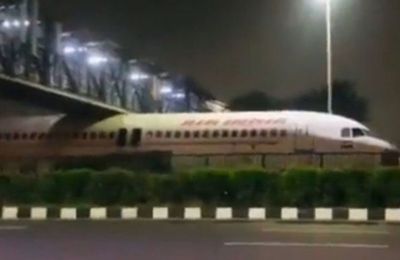 Έγινε viral το αεροσκάφος που κόλλησε κάτω από τη γέφυρα  