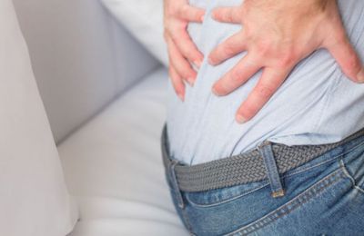 Σήκωσε και τους δύο ώμους και μείνε σε αυτήν τη θέση για 5 δευτερόλεπτα και επανάλαβε. Αν θέλεις να το δυσκολέψεις, κράτα ένα βαρύ βιβλίο σε κάθε χέρι