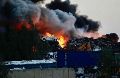 Πυρκαγιές σε εργοστάσια: Εν αναμονή των αναλύσεων για την περιβαλλοντική «ζημιά»  