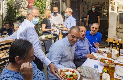 Σε ρόλο σερβιτόρου Αβέρωφ, Νικολαΐδης και Έλληνας για φιλανθρωπικό σκοπό 