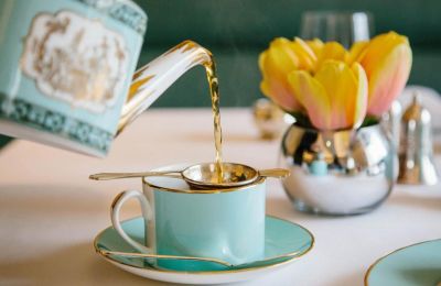 Στο διαμέρισμα της Κωστή Παλαμά η οικοδέσποινα πρόσφερε τσάι του Fortnum and Mason με σπιτικά scones και τρέχουσα πολιτική επικαιρότητα για επιδόρπιο.