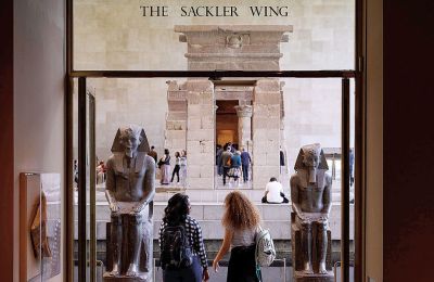 Στην ανακοίνωση που εξέδωσε το μουσείο μαζί με τα μέλη της οικογένειας σημειώνεται η από κοινού συμφωνία για αφαίρεση του ονόματός τους από επτά αίθουσες του Met