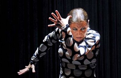 Η Ισπανίδα χορογράφος και χορεύτρια του Flamenco Sara Baras παίζει κατά τη διάρκεια μιας προεπισκόπησης τύπου της νέας της παράστασης «Alma» (Ψυχή) στο θέατρο Teatro de la Maestranza στη Σεβίλλη.