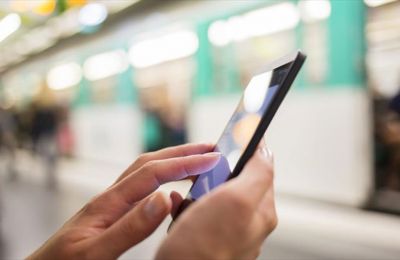Έρευνα: Πόσες ώρες αφιερώνουμε στα κινητά μας κάθε μέρα