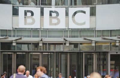 Βρετανικός Τύπος: Η κυβέρνηση θα διακόψει τη χρηματοδότηση του BBC