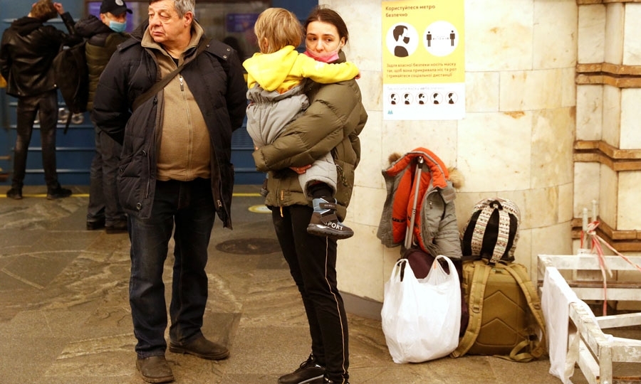 Κατά εκατοντάδες οι πολίτες της Ουκρανίας σπεύδουν στα καταφύγια. 