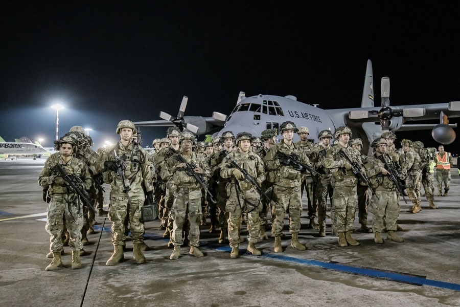 Αμερικανοί στρατιώτες προσγειώνονται στη Λετονία καθώς ρωσικά στρατεύματα εισβάλουν στην Ουκρανία