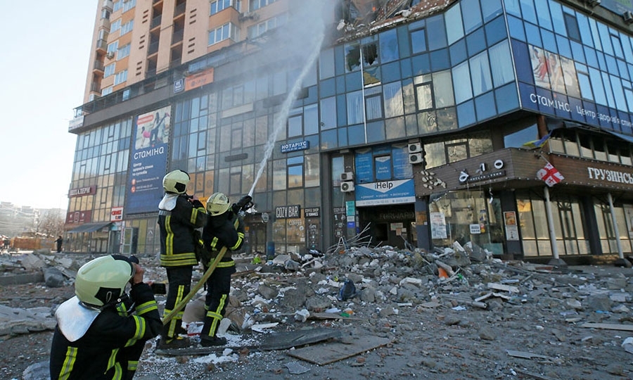 Έκρηξη σε συγκρότημα κατοικιών στο Κίεβο προκάλεσε ρωσικός πύραυλος. 