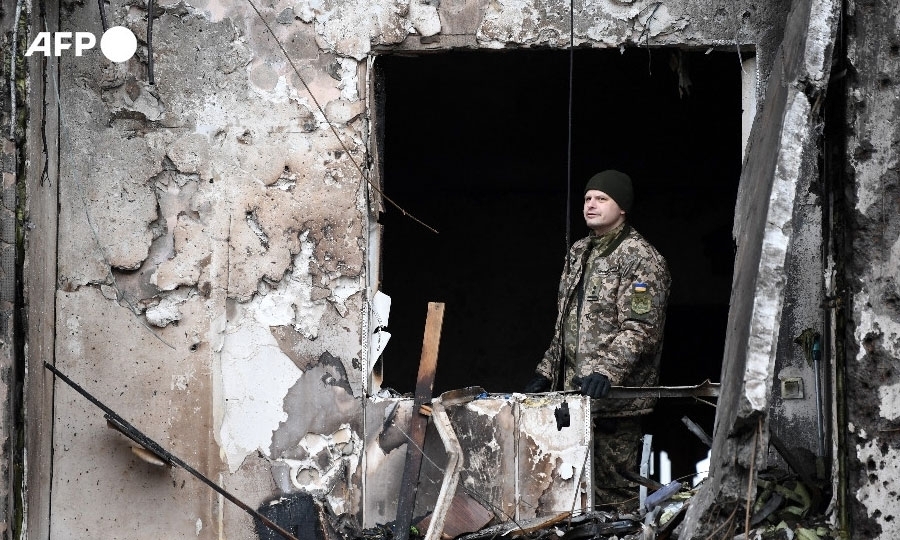 Ένας Ουκρανός στρατιώτης επιθεωρεί ένα κατεστραμμένο κτίριο στην οδό Koshytsa, ένα προάστιο του Κιέβου. 