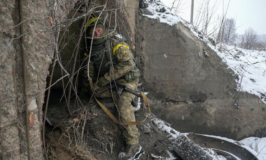 Ουκρανός στρατιώτης σε χαράκωμα στο Χάρκοβο. 