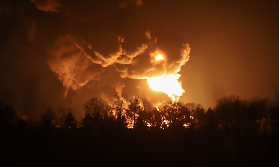 Μεγάλη πυρκαγιά σε αποθήκη πετρελαίου μετά από επίθεση ρωσικών πυραύλων, στο Vasylkiv, κοντά στο Κίεβο. 