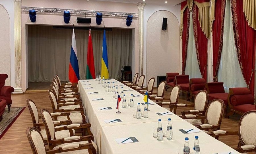 Αυτό είναι το τραπέζι των διαπραγματεύσεων Ρωσίας - Ουκρανίας. 