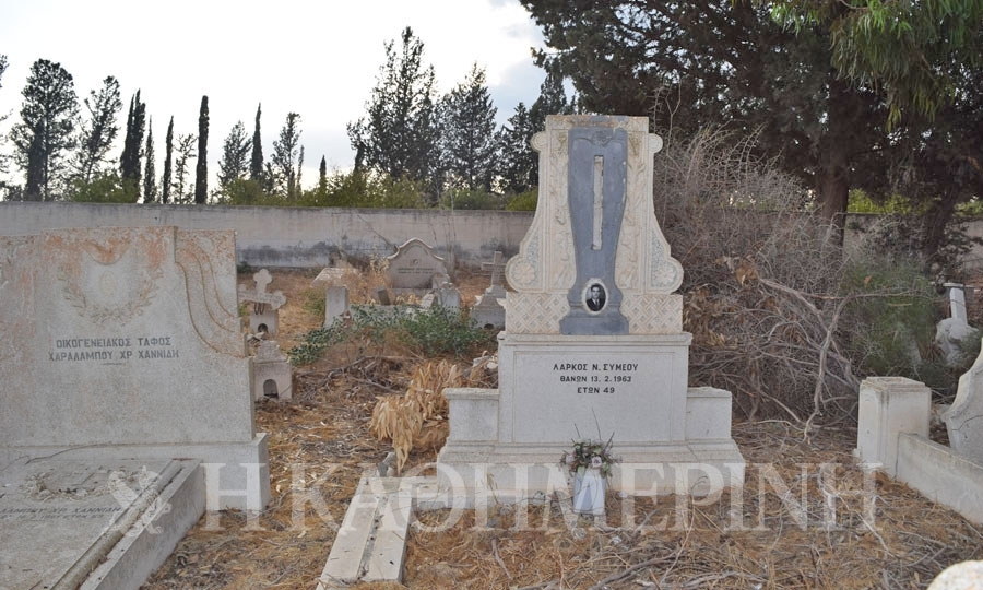 Κοντέα: Πιο πίσω το μεγάλο όρθιο μνήμα του Λάρκου Ν. Συμεού, δίπλα από τον οικογενειακό τάφο του Χαράλαμπου Χρ. Χαννίδη.