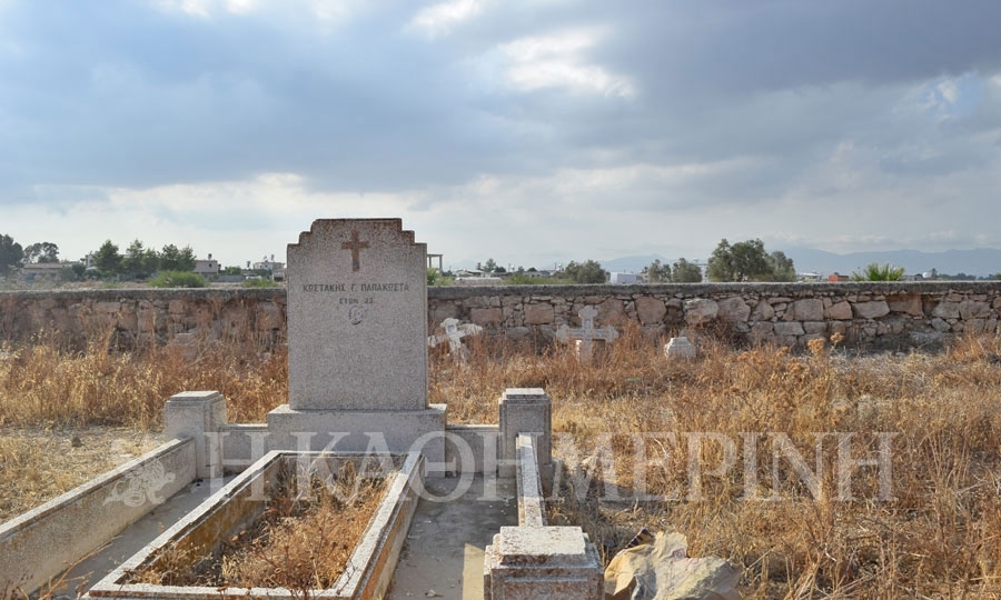 Στέκομαι μπροστά από την όρθια επιτύμβια πλάκα του μνήματος του Κωστάκη Γ. Παπακώστα, ο οποίος πέθανε σε ηλικία μόλις 23 ετών... 