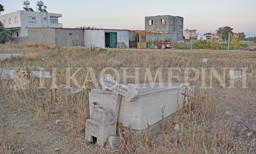 Στην ανατολική πλευρά του ναού το κατεστραμμένο σήμερα κοιμητήριο της Αφάνειας. 