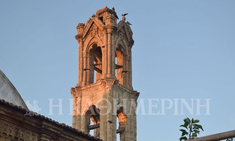 Το καμπαναριό του ναού του Τιμίου Προδρόμου στην Άσσια.