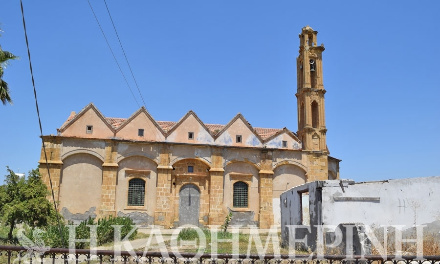Η εκκλησία του Αγίου Νικήτα, στο ομώνυμο χωριό του Μόρφου. Ατημέλητο το προαύλιό της, σαν να είναι εγκαταλελειμμένο.