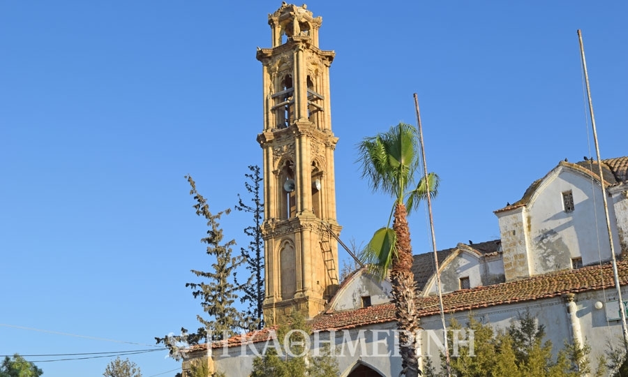 Διαβάζω σε μία από τις πλευρές του καμπαναριού του Αρχαγγέλου Μιχαήλ: «[...]ΛΛΟΥΛ ... ΑΠΟ Κ 1911»... ο χρόνος φυσικώ τω τρόπω έσβησε χρήσιμες πληροφορίες... δικαιούται άλλωστε να το κάνει.