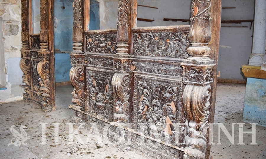 Βαρύ και υποβλητικό το ξύλινο εικονοστάσι του ναού του αγίου Επιφανίου στη Μηλιά Αμμοχώστου.