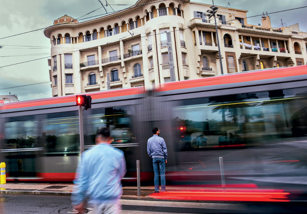 Με εξαίρεση τους φωτεινούς σηματοδότες, η εξερεύνηση της πόλης είναι δύσκολη για κάποιον που δεν μιλάει αραβικά.