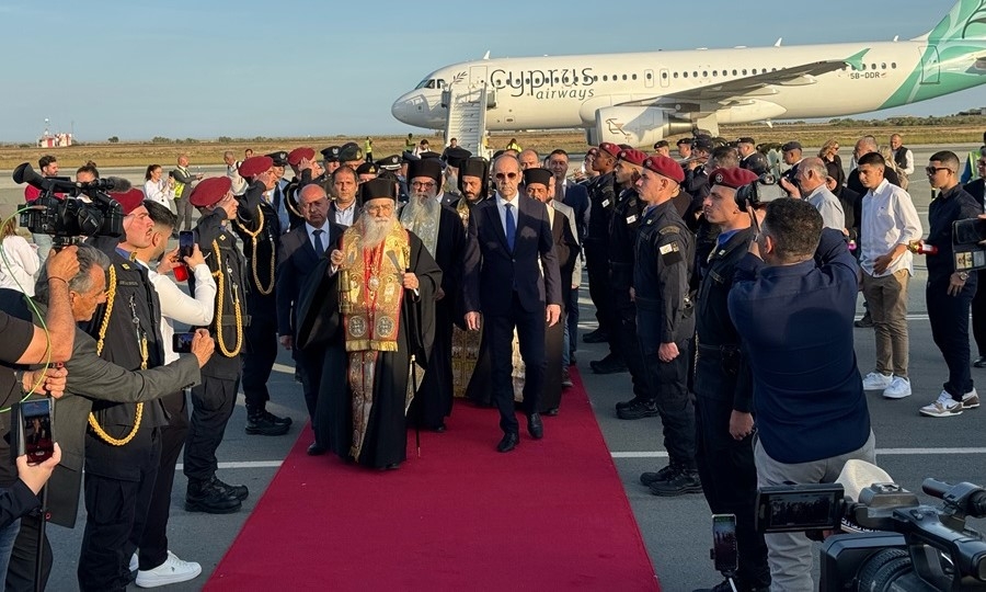 Αφίχθη στην Κύπρο το Άγιο Φως με τις δέουσες τιμές
