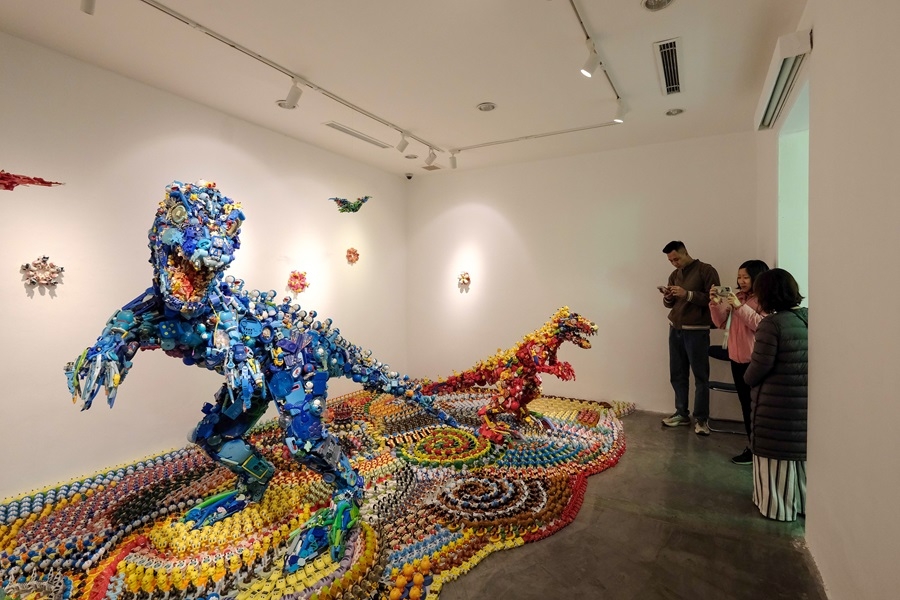 Έκθεση «Plastic Dinoland» του Ιάπωνα καλλιτέχνη Hiroshi Fuji