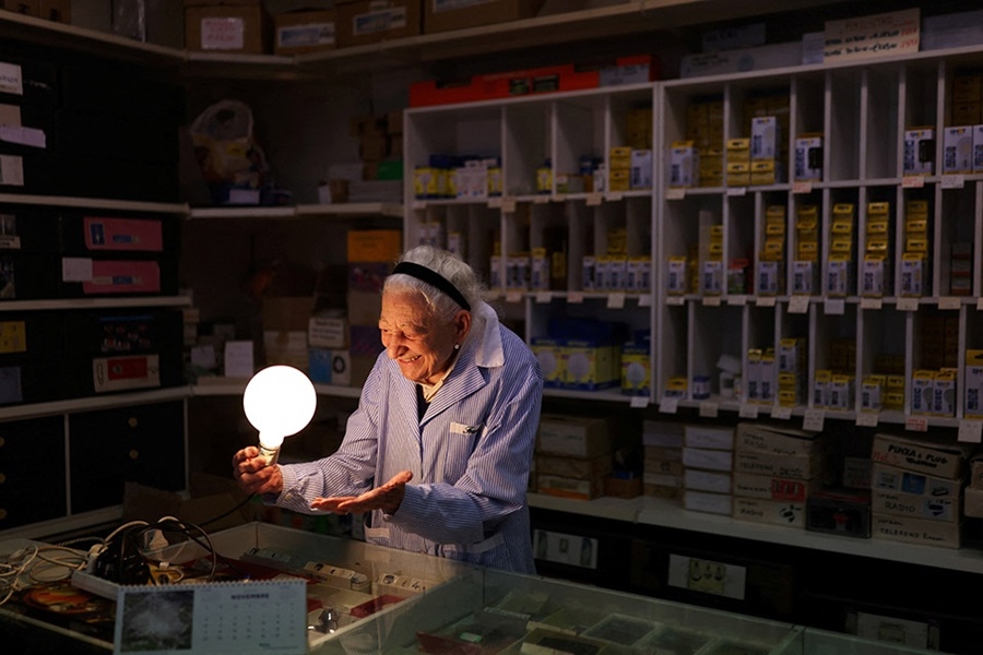 Η κυρία με τους λαμπτήρες